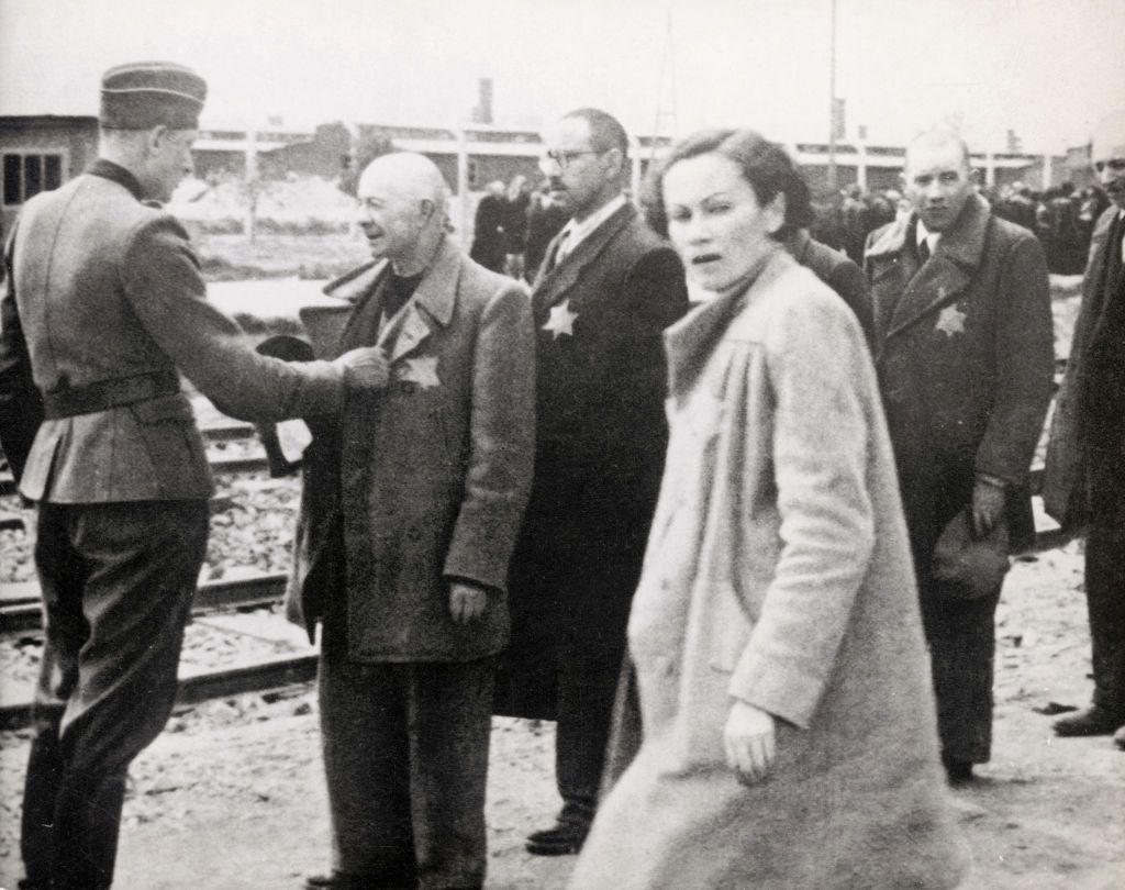 Un nazi revisando a un judío que acaba de llegar a Auschwitz.