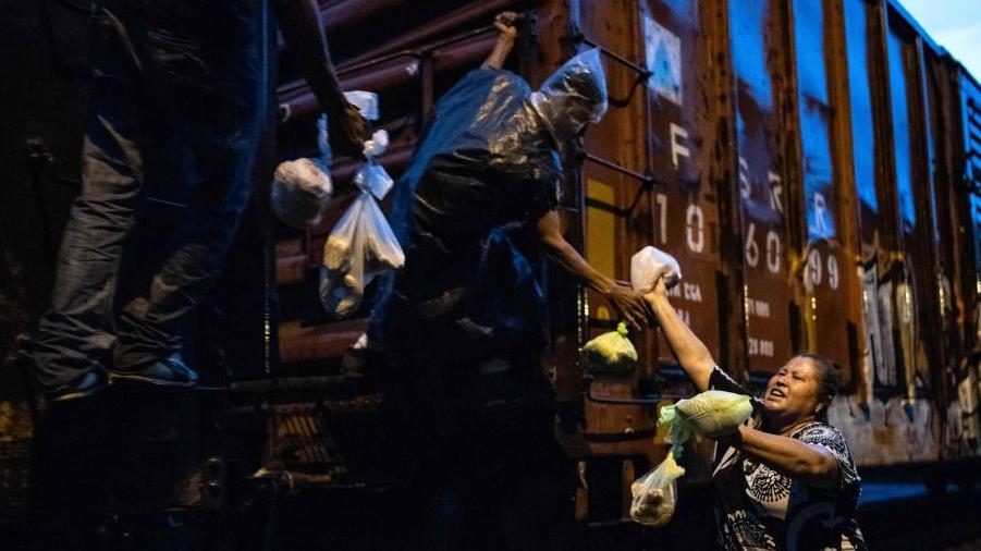 Los migrantes esperan horas, y a veces días, para abordar un tren de La Bestia en México.