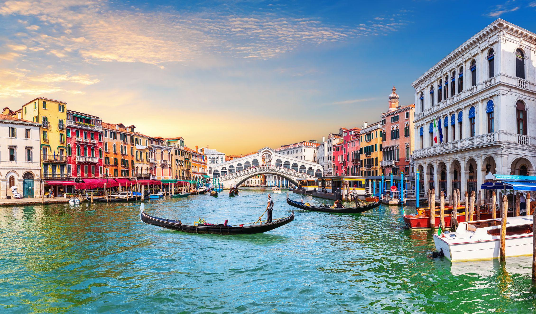 Canal de Veneza com a Ponte Rialto ao fundo