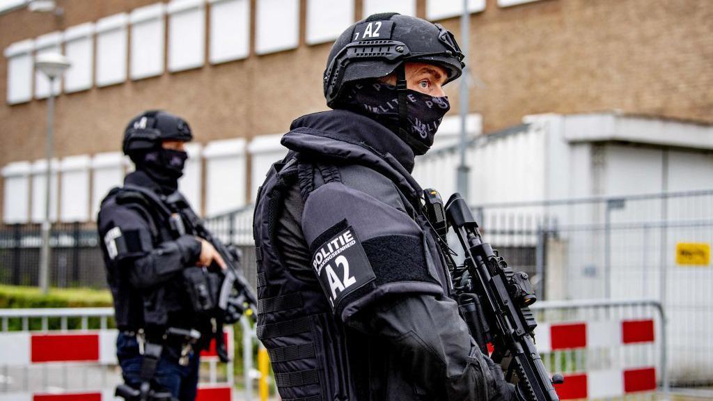 Policías frente a un tribunal en Países Bajos 