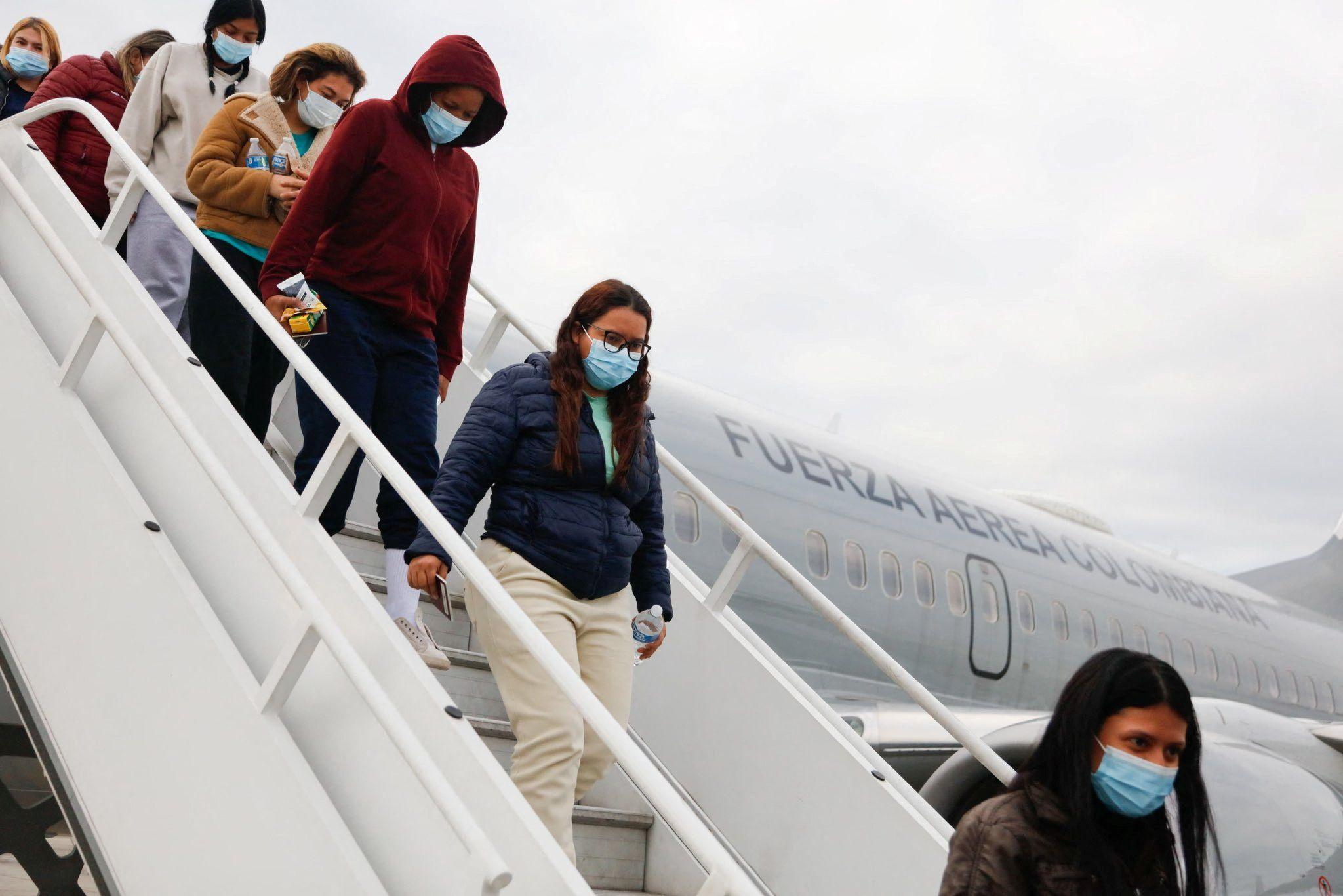 Colombianos deportados de Estados Unidos, descienden de un avión de la Fuerza Aérea Colombiana, de vuelta en su país