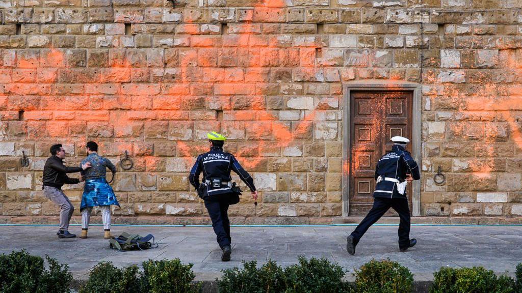 Geçen yıl Floransa'nın tarihi Belediye Sarayı'nı boyayan protestocuların gözaltına alınma anı