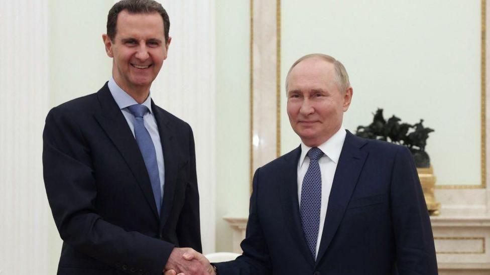 Bashar al-Assad le estrecha la mano a Vladimir Putin, presidente de Rusia