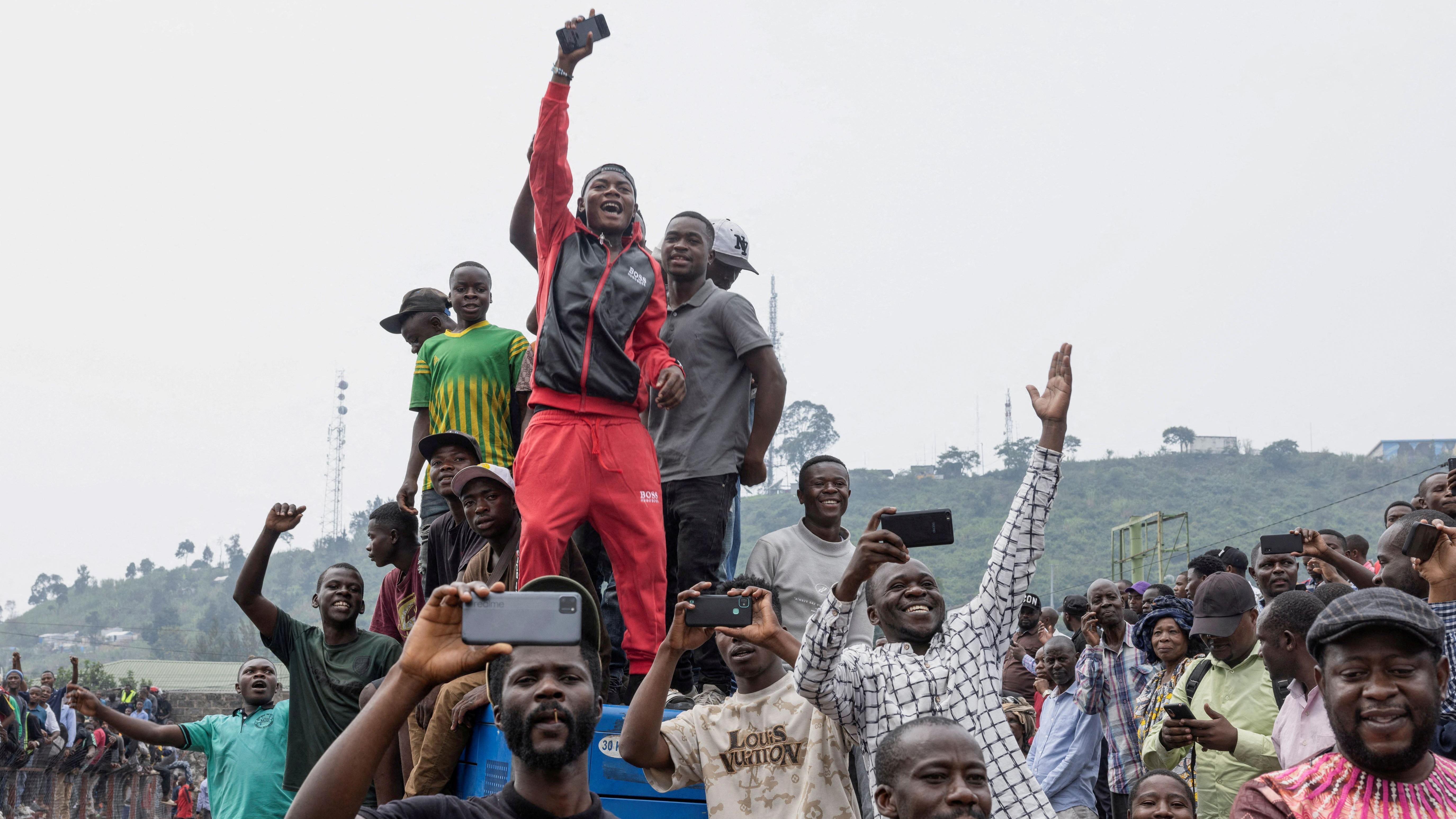 Civis com celulares em Goma