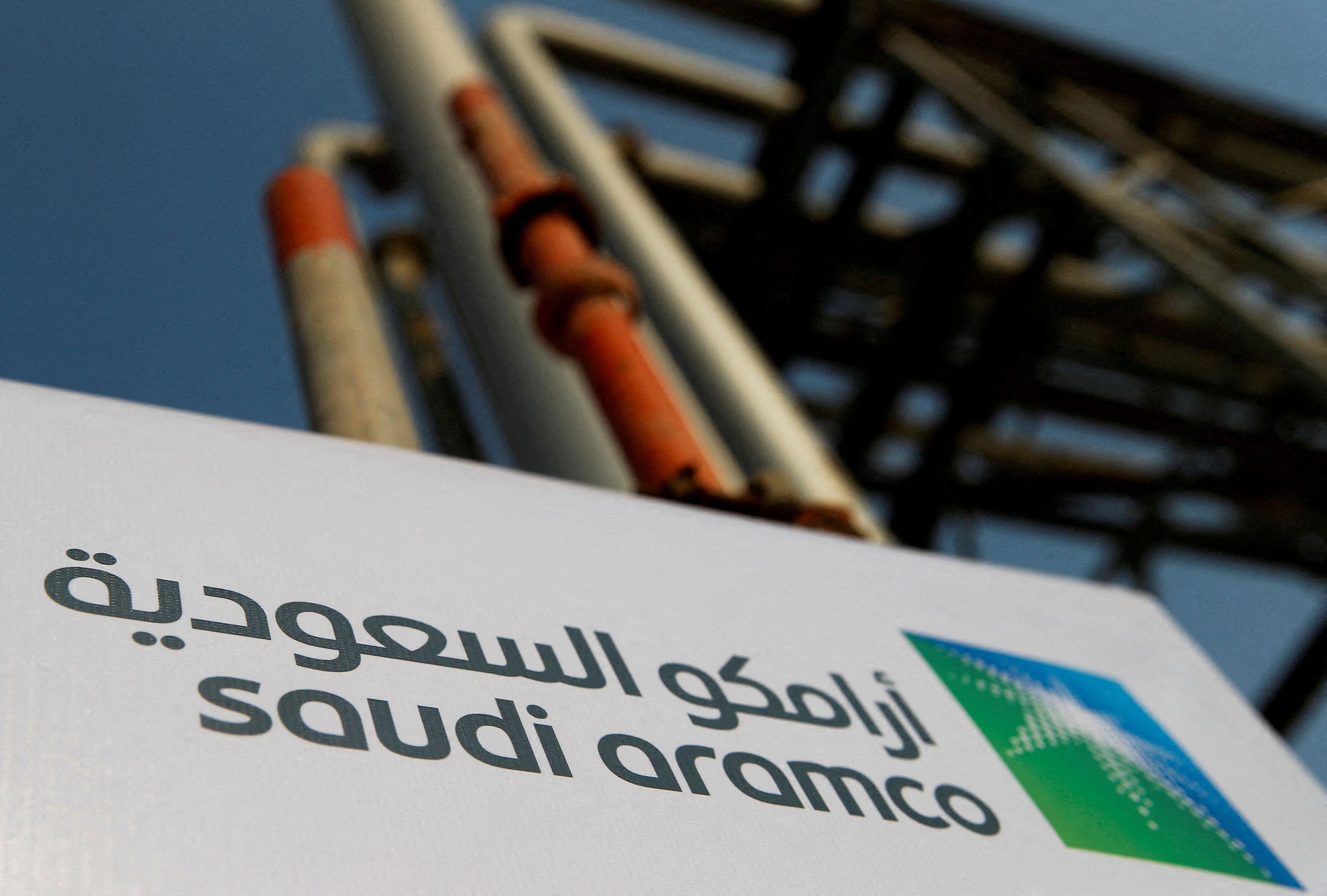 لافتة لشركة أرامكو السعودية في منشأة نفطية بالمملكة العربية السعودية
