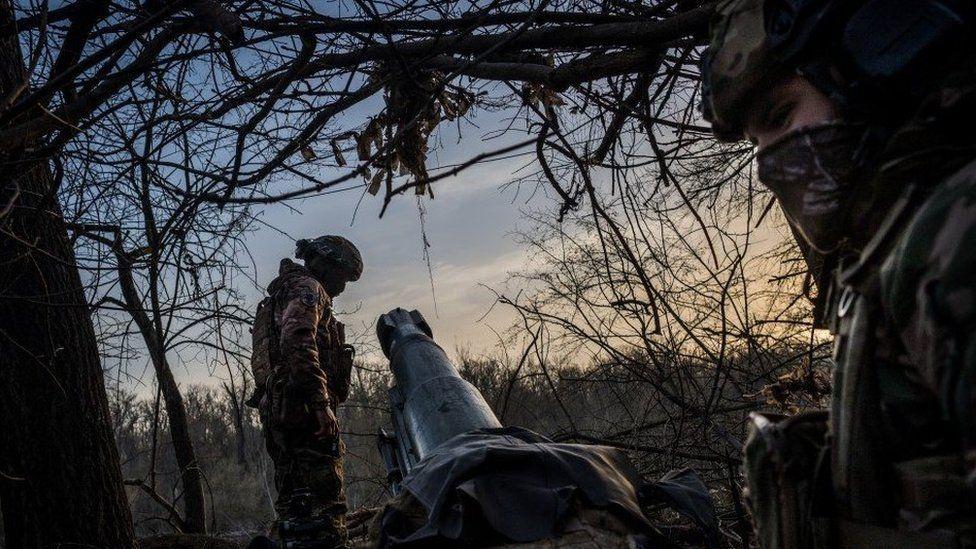 Un soldado ucraniano prepara el lanzamiento de un misil contra posiciones rusas