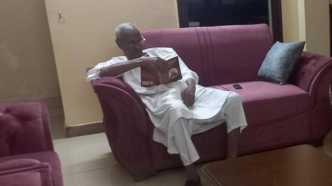 "إنهم يقتلون روح الخرطوم"، ذكريات سودانيين عن التراث الثقافي في بلادهم 3 عبد الحميد خيري والد رشا يقرأ كتاباً