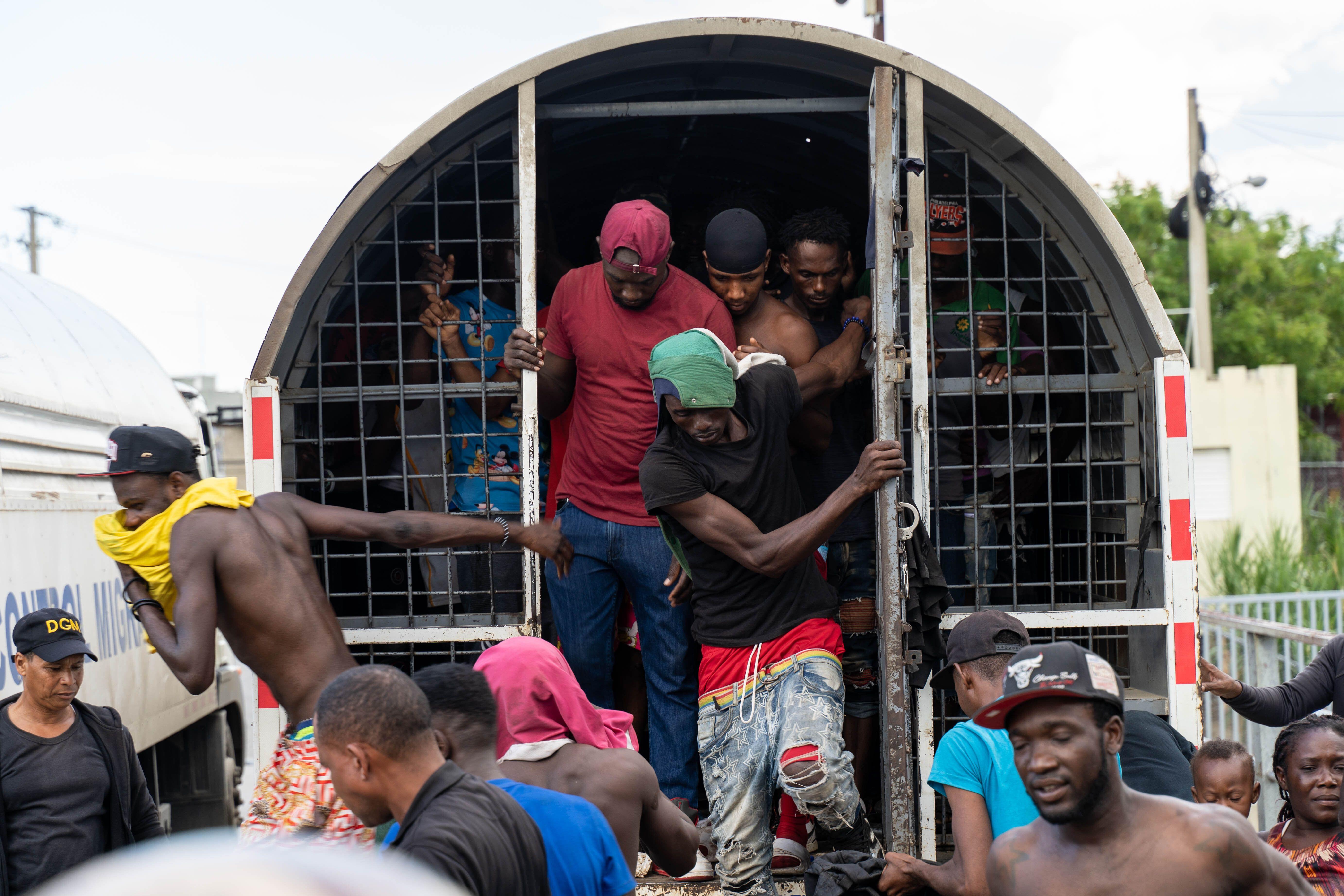 haitianos en un vehículo de la migración dominicana 