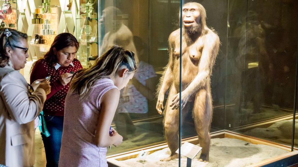 Mujeres observando la reconstrucción de Lucy, un Australopithecus afarensis, en el Museo Nacional de Antropología.