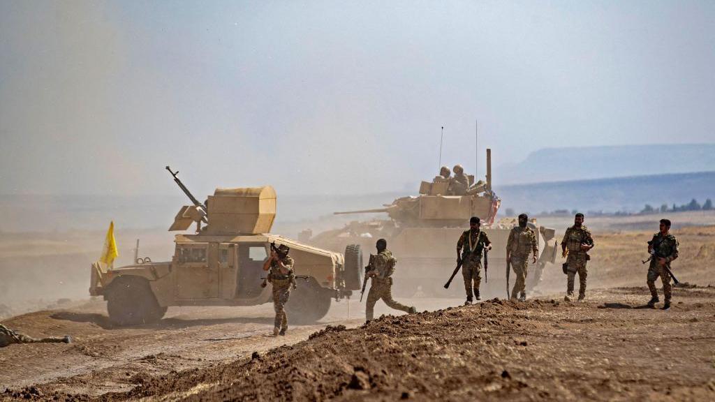 Combatentes das Forças Democráticas Sírias (SDF) durante um exercício militar conjunto com as forças da coalizão liderada pelos EUA contra o grupo Estado Islâmico 