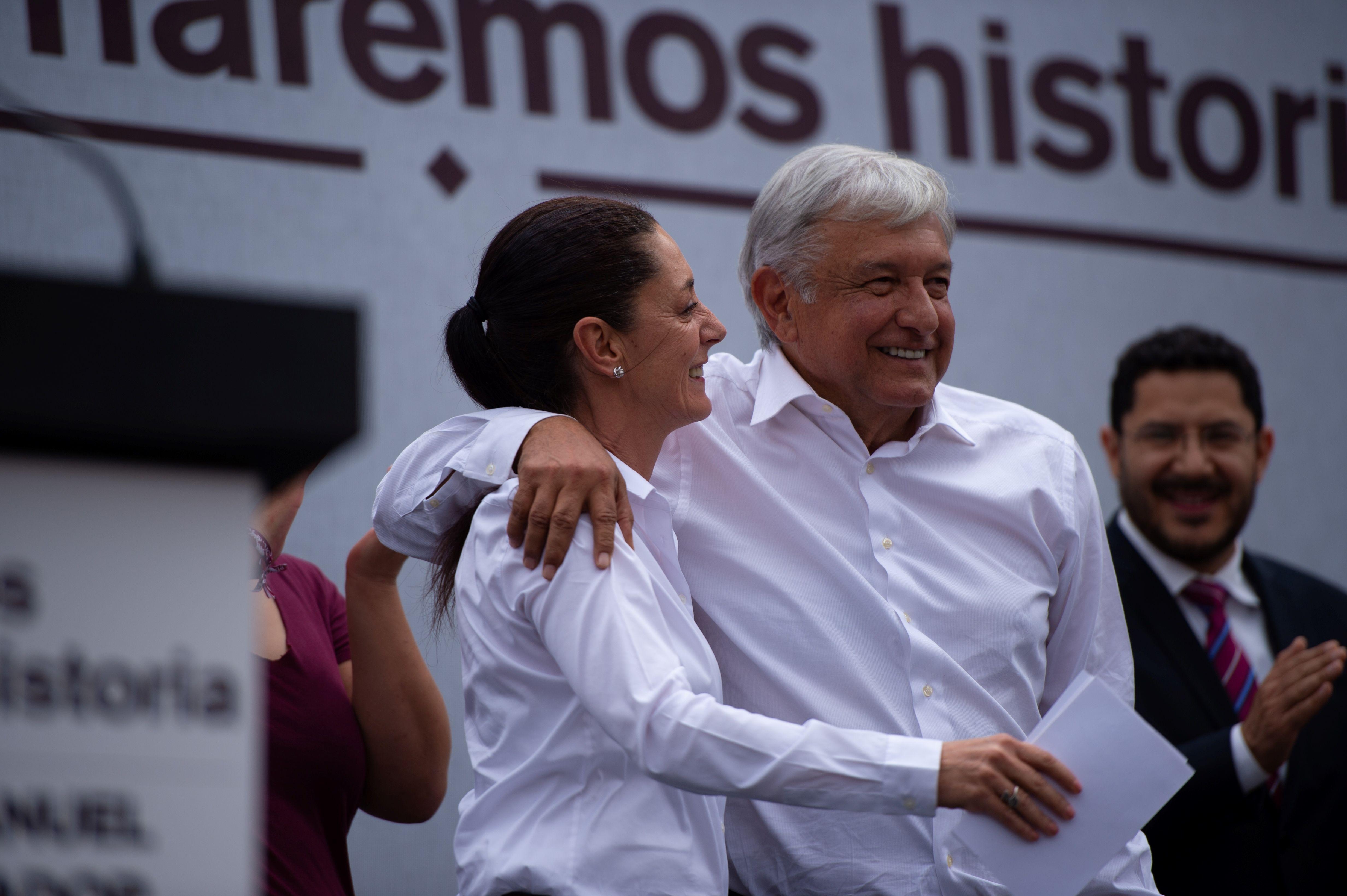 Sheinbaum y López Obrador abrazados en un acto político