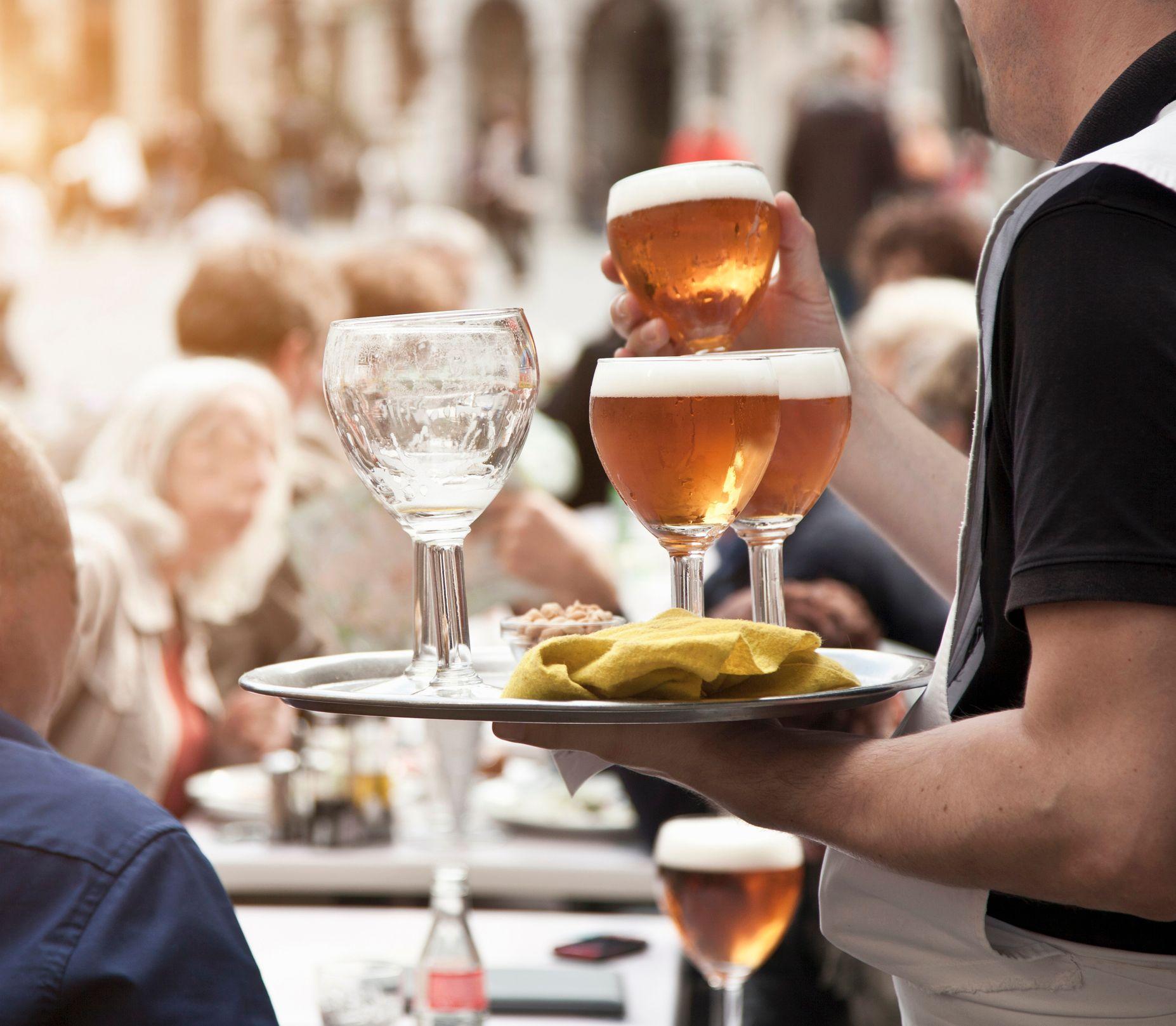 Garçom servindo cerveja