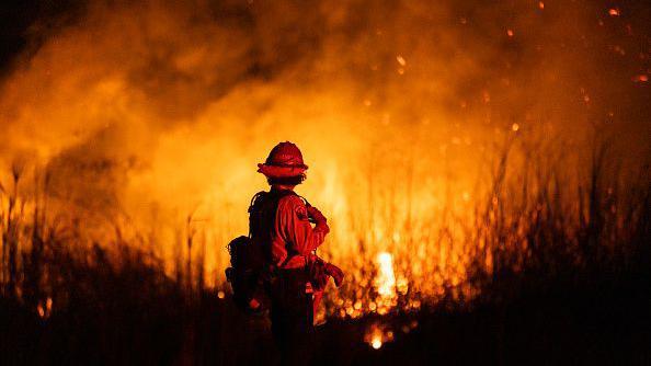 Bombeiro combate incêndio em Los Angeles, EUA