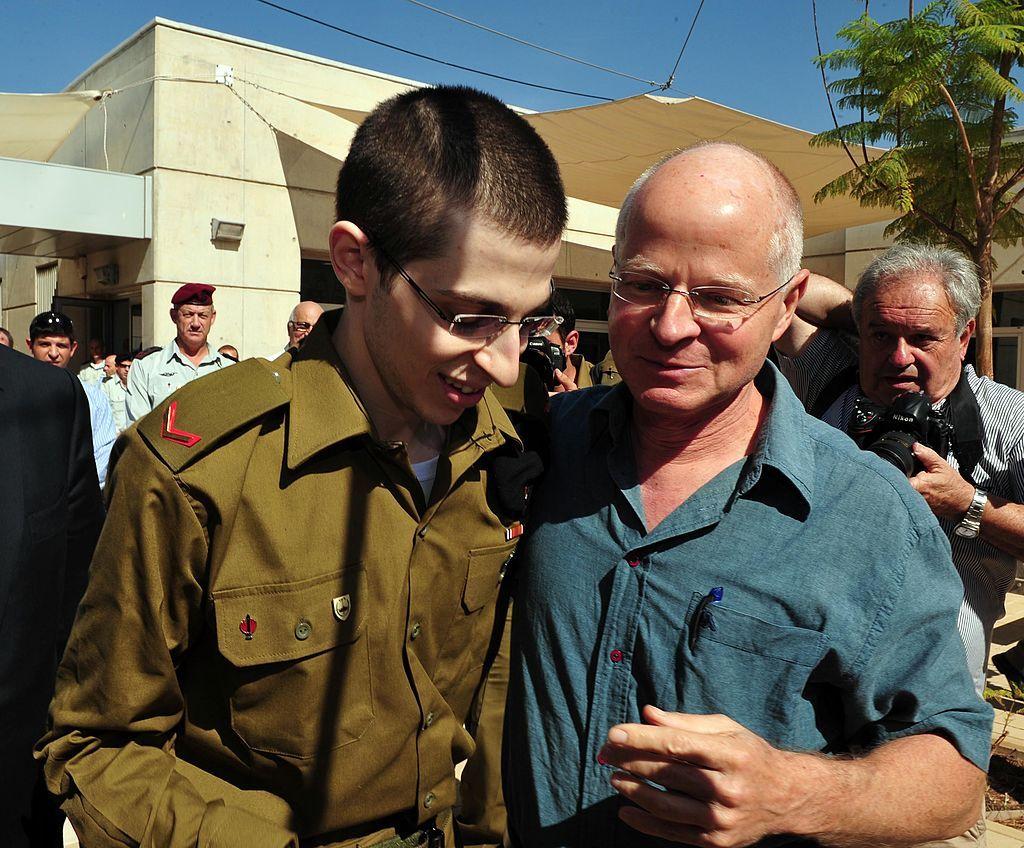 El soldado Gilad Shalit con su padre tras ser liberado.