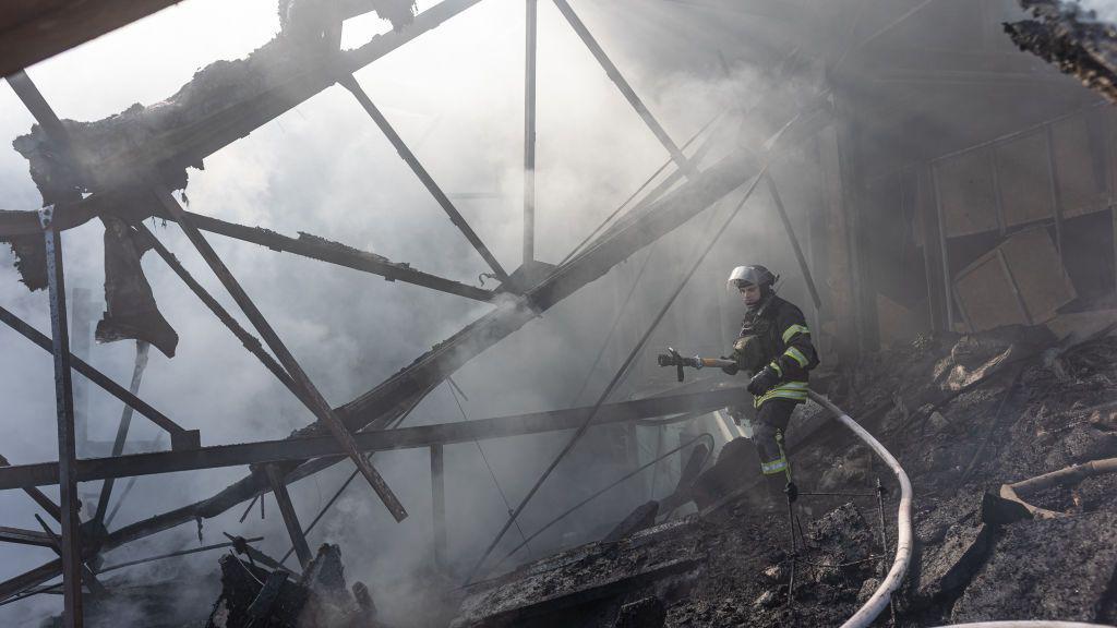 Equipes do serviço de emergência ucraniano apagando incêndio em uma fábrica após um bombardeio russo em Kostiantinivka, na Ucrânia.