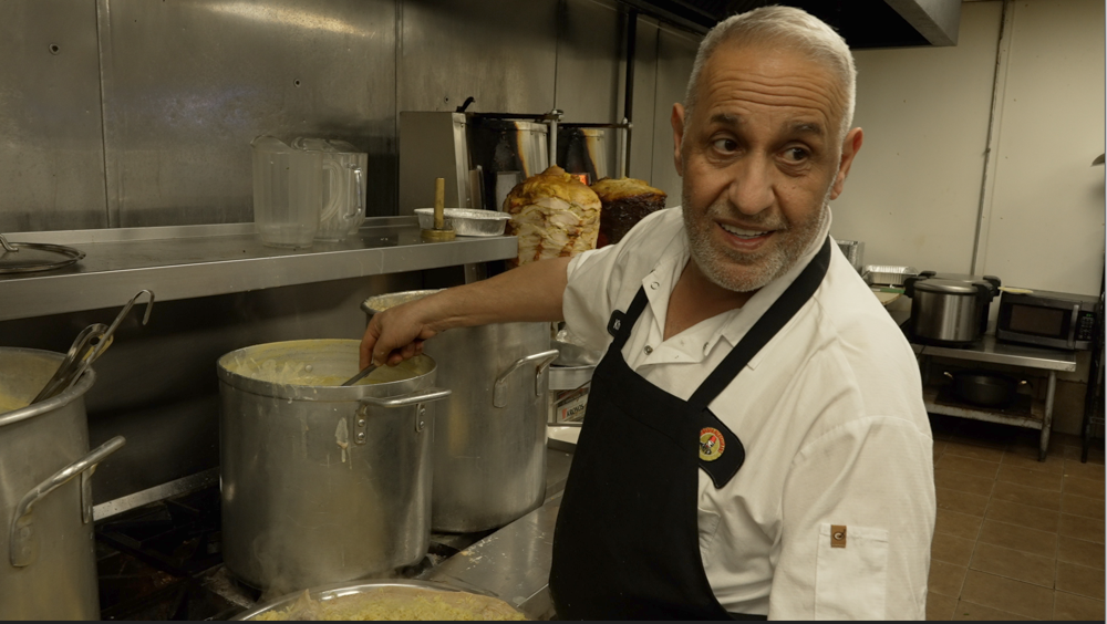 يملك خالد مطعما للمأكولات العربية ويقول إن زبائنه الأمريكيين انخفض عددهم بنسبة خمسة بالمائة