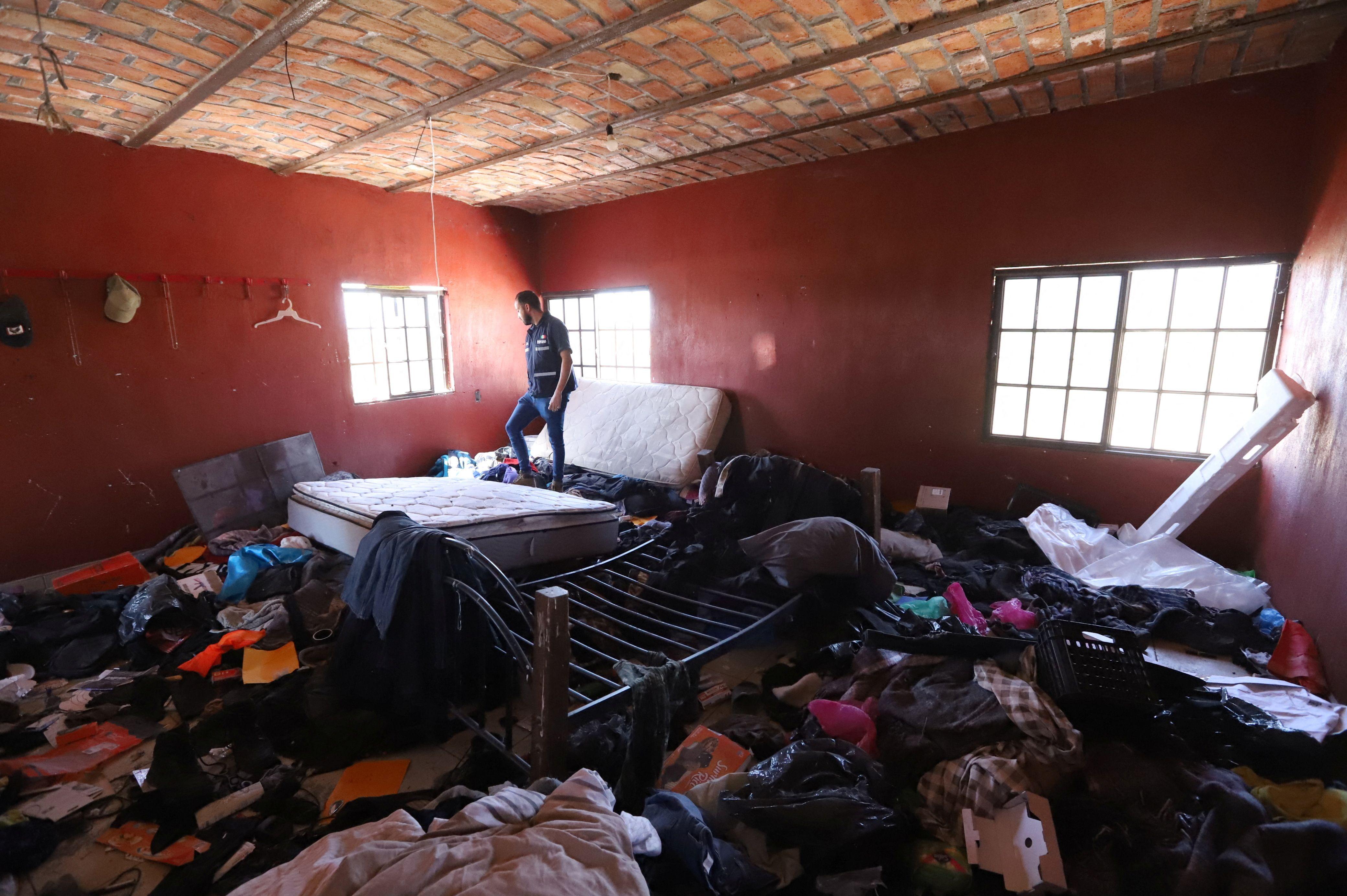 Un técnico forense registra una de las habitaciones en el Ranco Izaguirre. 