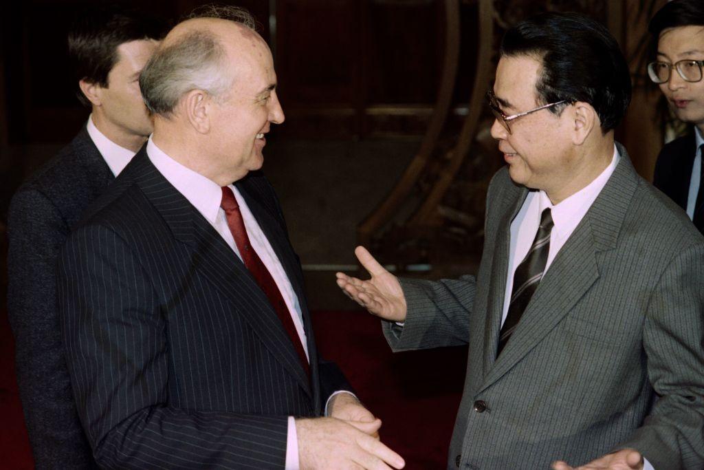 O ex-primeiro-ministro da China Li Peng em encontro com o antigo líder soviético Mikhail Gorbatchev em Pequim em 1989