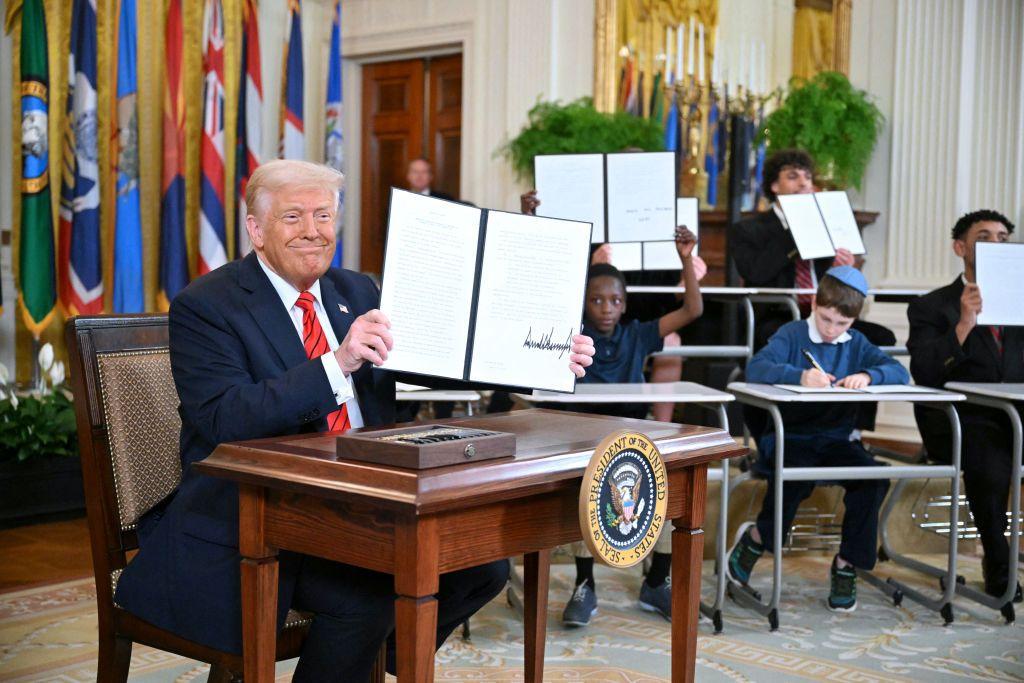 Donald Trump tras firmar la orden para reducir el Departamento de Educación