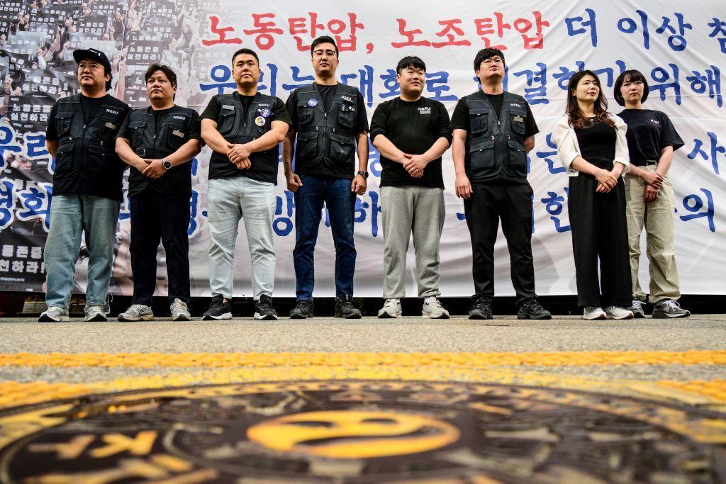 시위 현수막 앞에 선 삼성전자 임직원들
