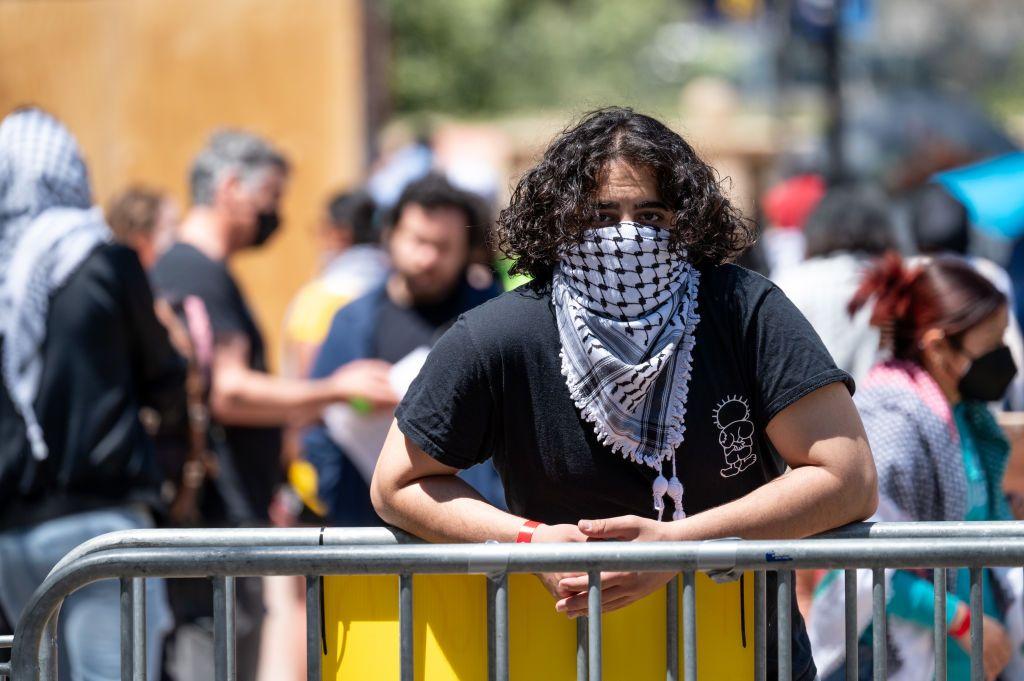Estudiante con pañuelo palestino en el campus de UCLA en Los Ángeles el 29 de abril de 2014.