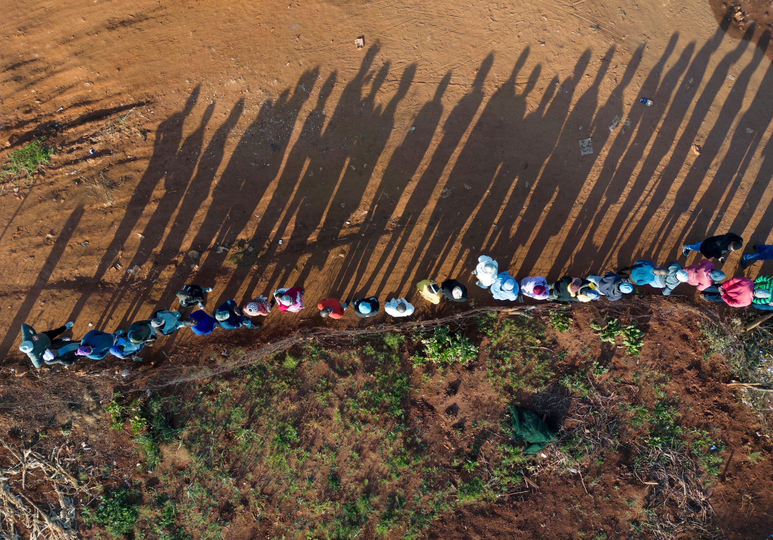 Uma imagem aérea de drone mostra pessoas fazendo fila para votar durante as eleições sul-africanas, em Joanesburgo, África do Sul, em 29 de maio de 2024.