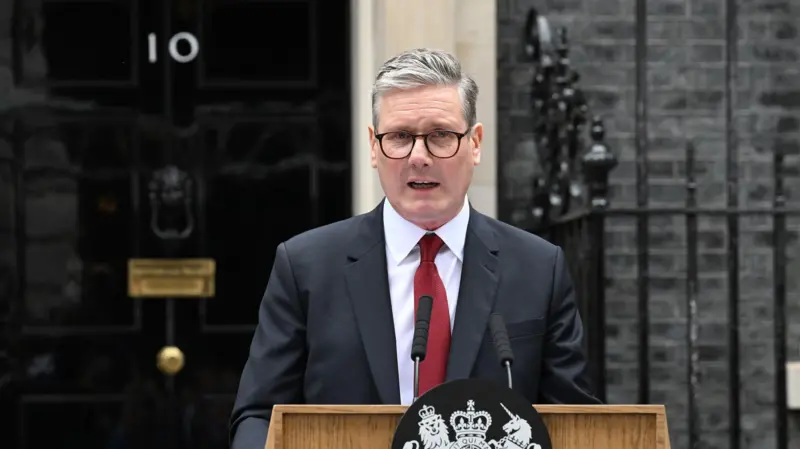 Keir Starmer em discurso após a vitória