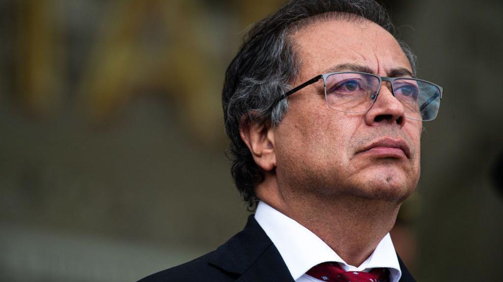 Gustavo Petro, presidente da Colômbia, veste camisa branca, paletó preto e gravata vermelha