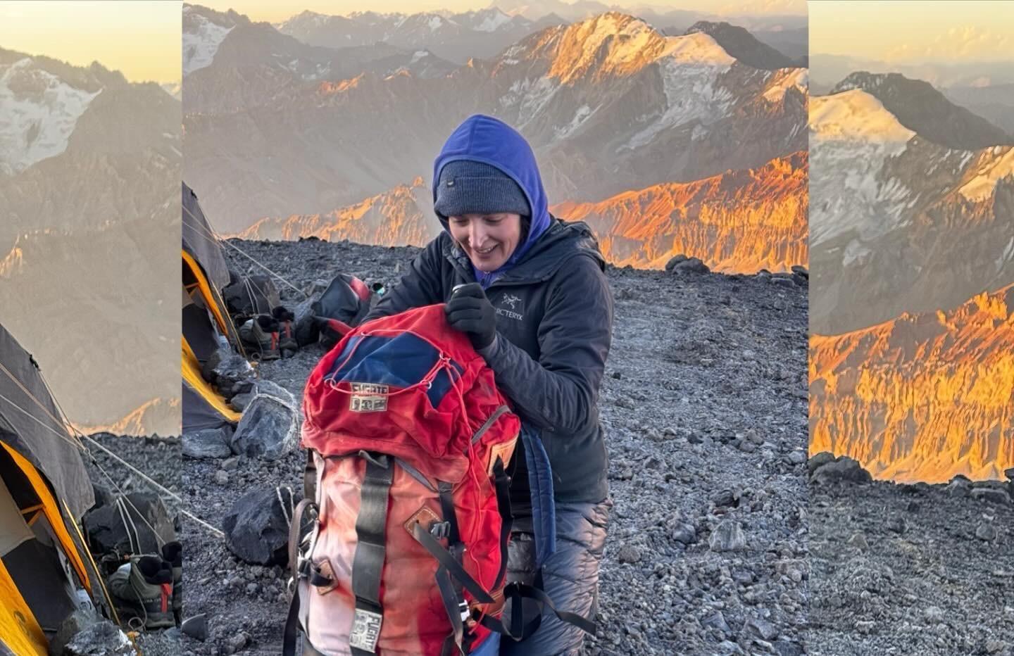 Guadalupe Vieiro con la mochila de su padre. 