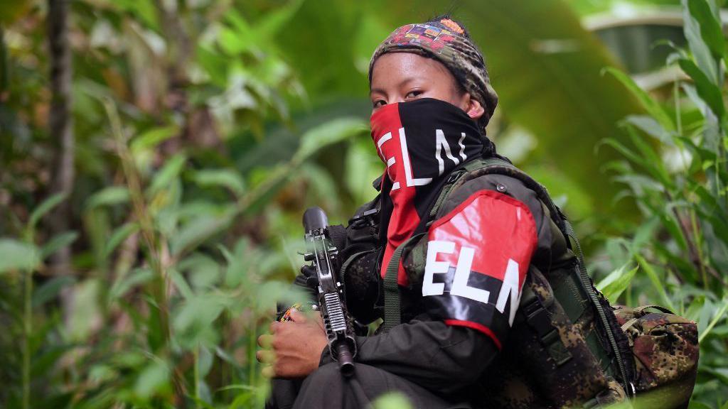 Guerrillera del ELN en la jungla en el Chocó, fotografiada en 2023.