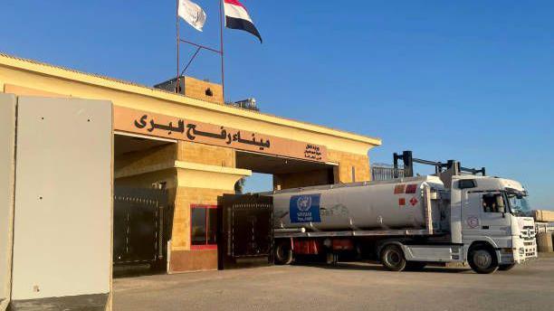 شاحنة مساعدات تدخل من الجانب المصري عبر معبر رفح