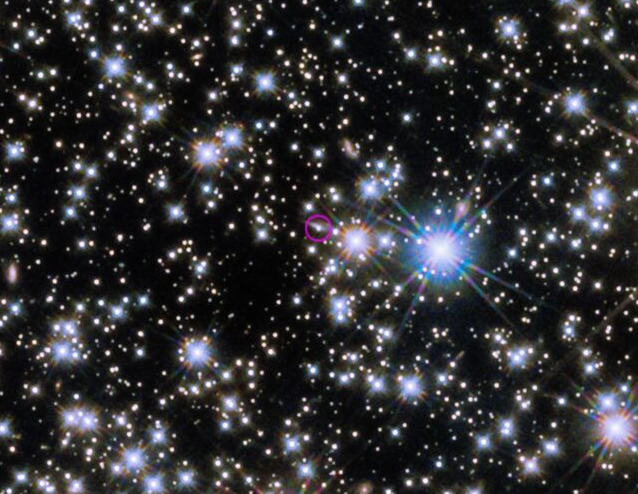 GRB 221009A (ในวงกลมสีม่วง) ขณะกำลังส่องสว่างแข่งกับดวงฤกษ์ดวงอื่น ๆ 