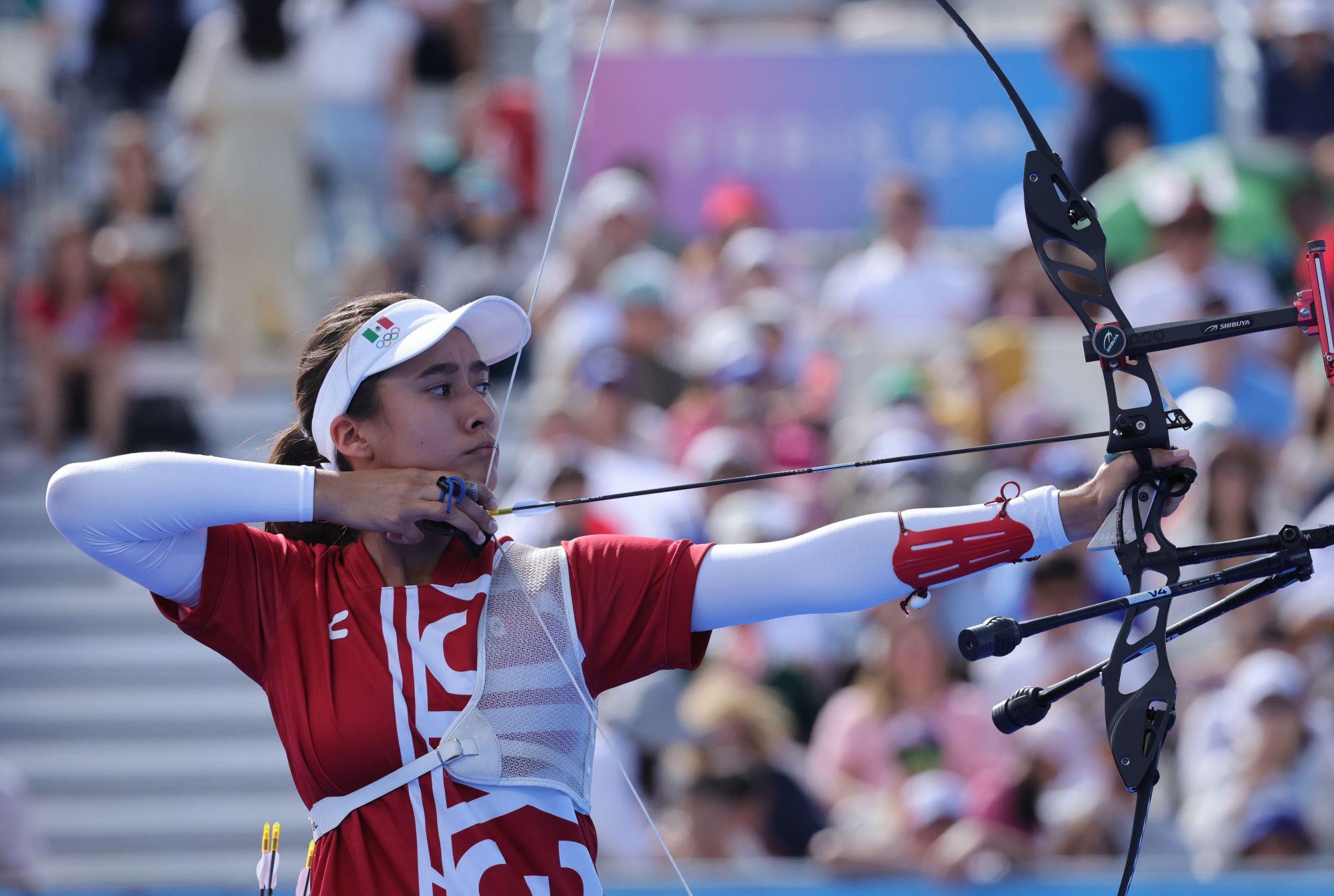 Ángela Ruiz toma su turno en la competencia de tiro con arco