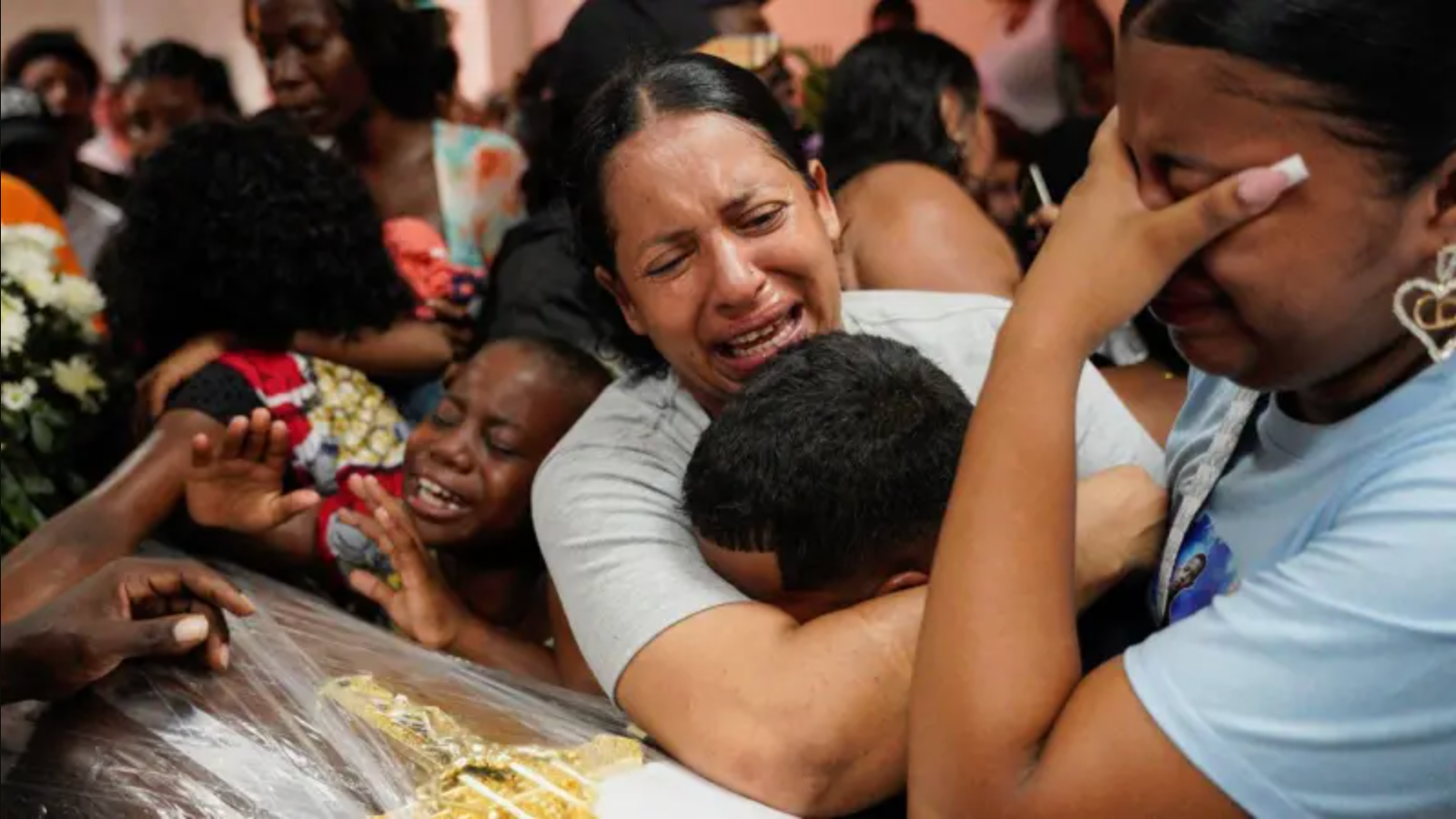 Pessoas chorando no velório