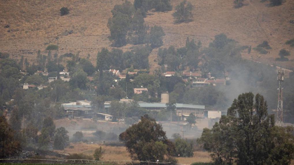 نيران مشتعلة في بلدة حدودية داخل إسرائيل بعد قصف استهدفها من لبنان