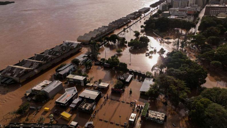 Vista aérea de la zona portuaria inundada de Porto Alegre. 