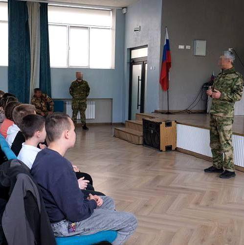 Soldados russos em uma escola na ocupada Melitopol