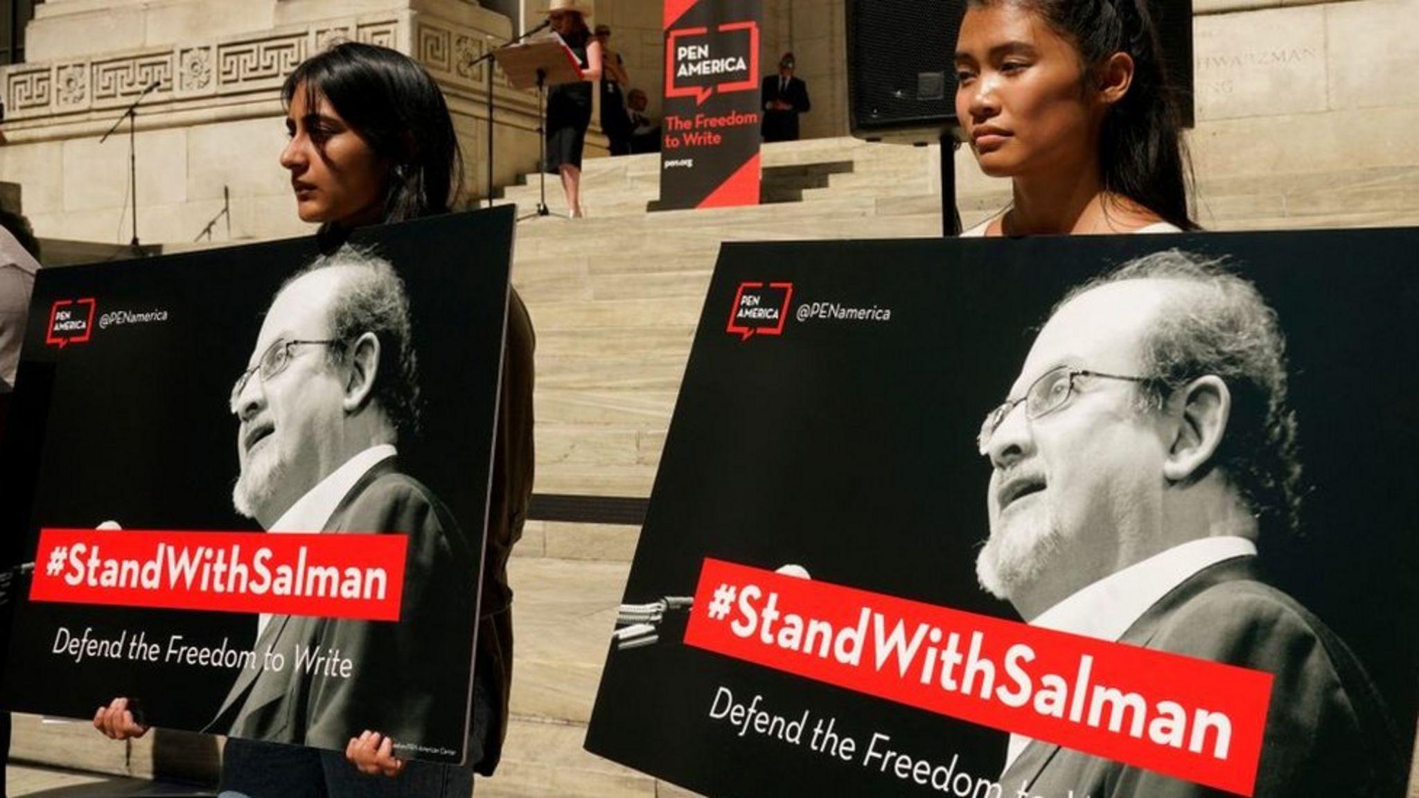 Una manifestación en apoyo a Salman Rushdie.