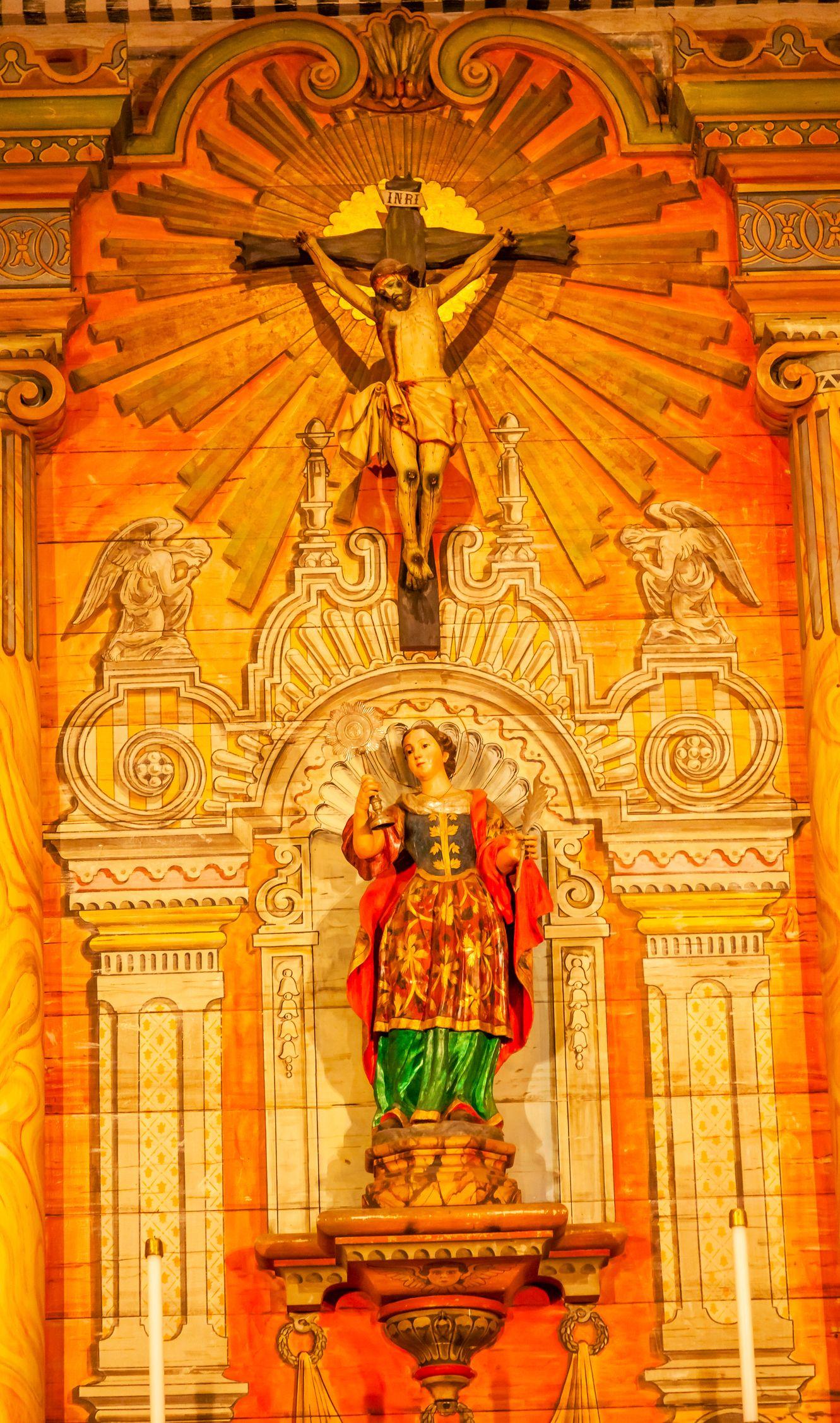 Imagen de un altar de una iglesia católica colonial en EEUU