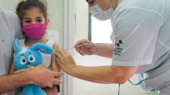 Menina sendo vacinada contra a covid-19