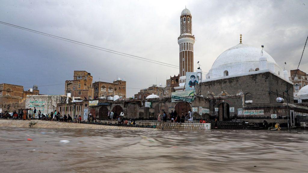 عام 2010، زرتُ مدينة السائلة التاريخية في صنعاء القديمة (ويظهر جانب من المدينة في الصورة)، وأخبرني من معي أن الطريق التي كنا نسلكها بالسيارة، قد تغمرها المياه أحيانا حتى أن منسوب الماء قد يتجاوز ارتفاع السيارات. وأصبح مشهد السيول هذا مألوفا، يتكرر كل عام عند هطول الأمطار الغزيرة، حتى أنه وصل لحارات المدينة القديمة التراثية، العام الماضي كما نقلت مقاطع فيديو محليّة.