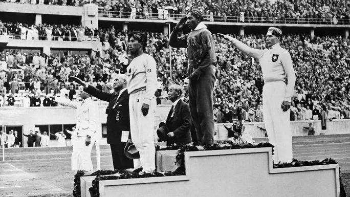 طُلب من الرياضيين الألمان الذين صعدوا على منصة التتويج في دورة الألعاب الأولمبية عام 1936 في برلين أداء التحية النازية