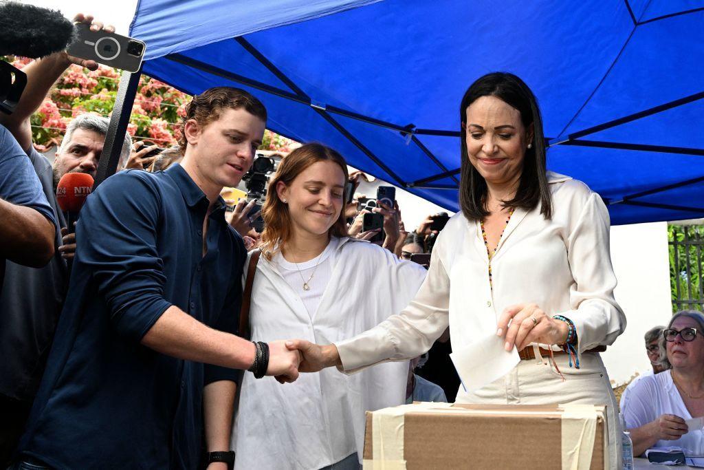 María Corina Machado deposita seu voto nas eleições primárias da oposição