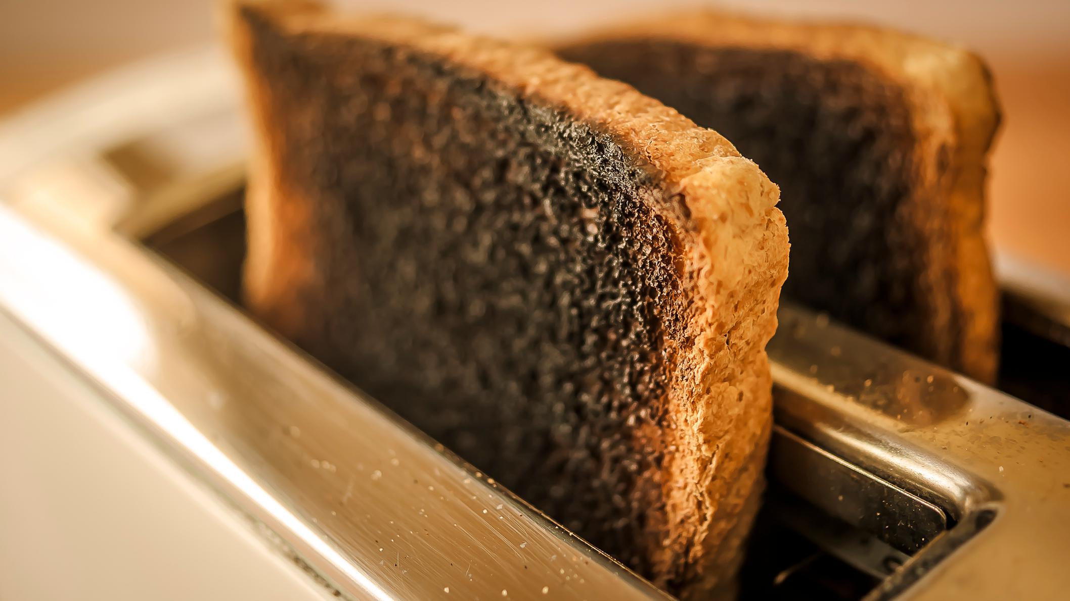 ekmek kızartma makinasında yanık ekmek dilimleri