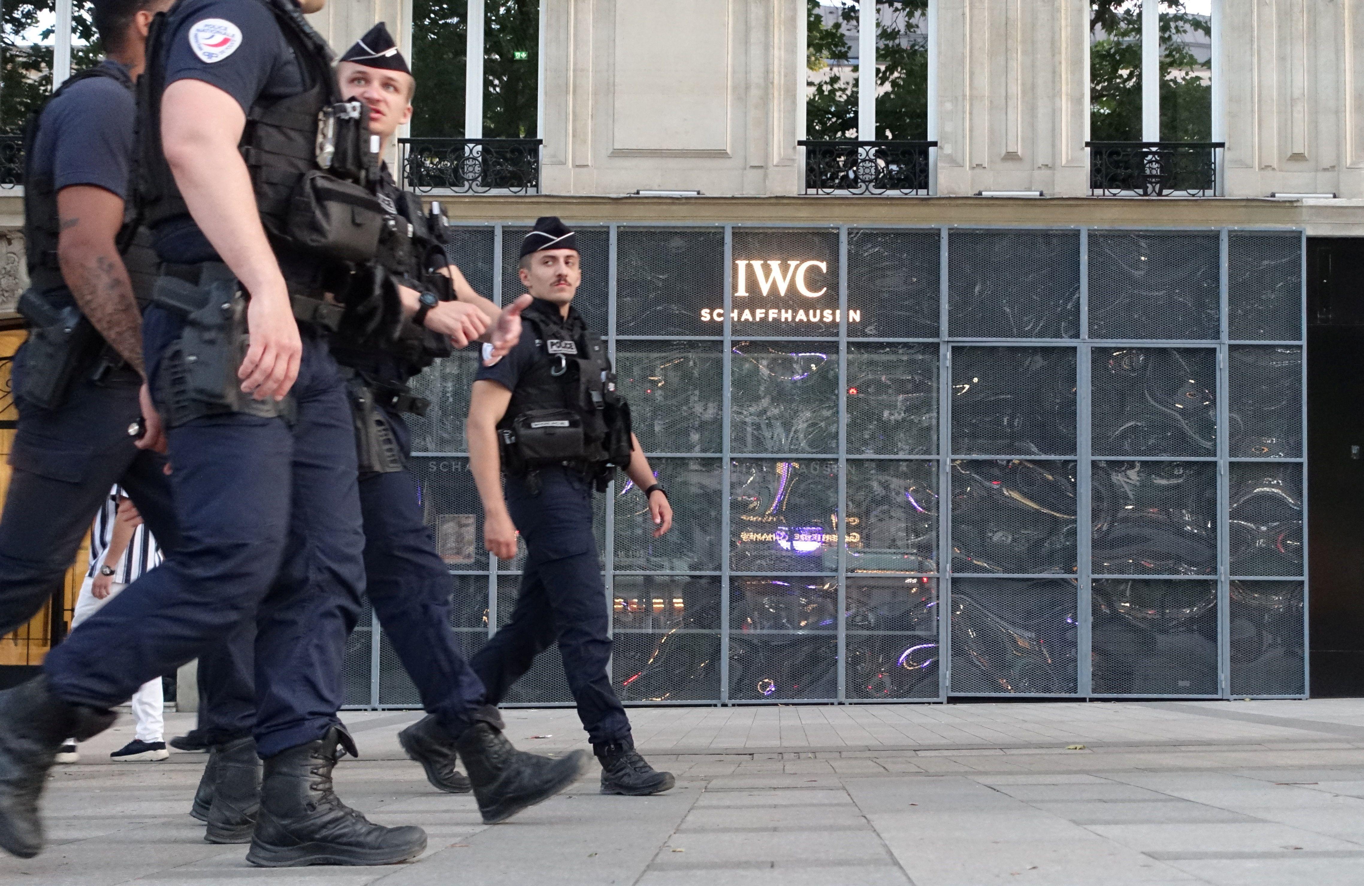 عناصر من الشرطة الوطنية الفرنسية تسير في شوارع  باريس