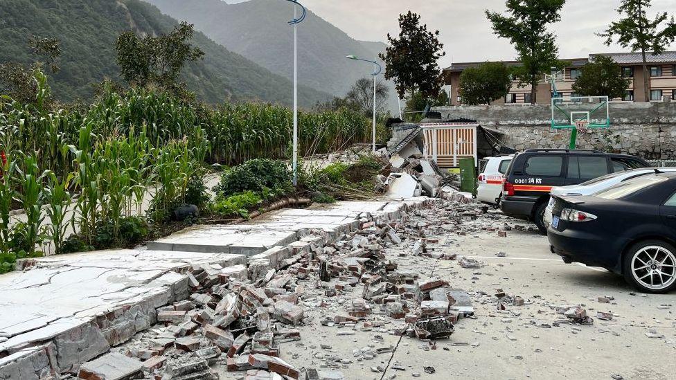 Hailuogou kentinde depremin hasarı