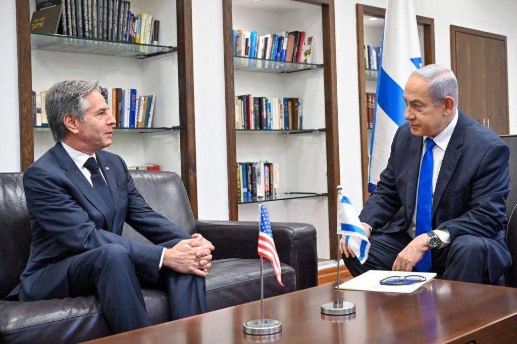 Antony Blinken junto a Benjamin Netanyahu.