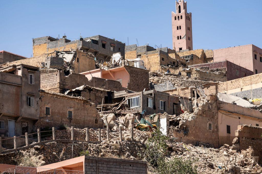 مئذنة مسجد لا تزال صامدة بين ركام المساكن في قرية مولاي إبراهيم المغربية، وأدى الزلزال إلى تضرر عدد من المباني