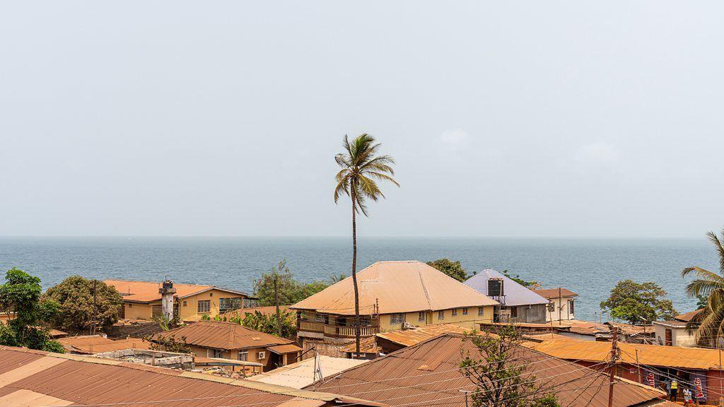 Freetown fica de frente ao mar, na península de Serra Leoa