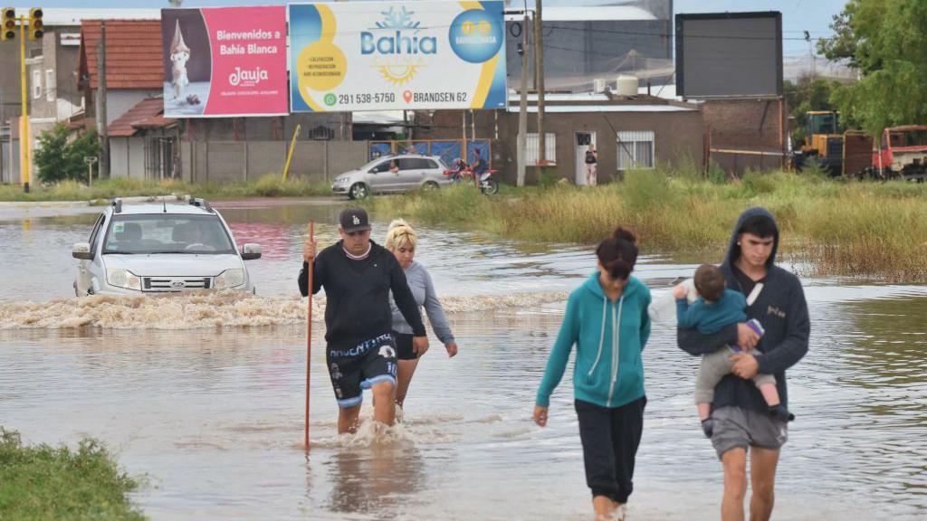 Varias personas huyen del agua en Bahía Blanca